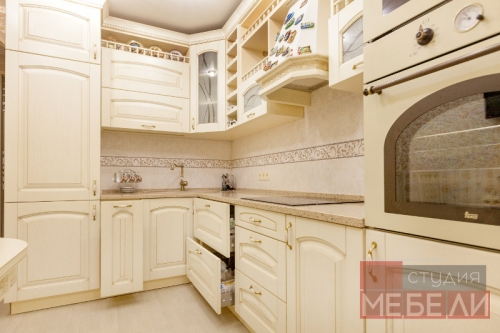 Просторная кухня из массива ясеня