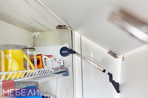 Светлая кухня с элементами из состаренного дерева