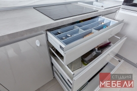 Современная светлая кухня из акрила