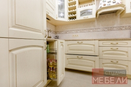 Просторная кухня из массива ясеня