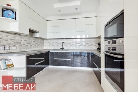 Контрастная кухня с широким функционалом