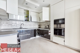 Контрастная кухня с широким функционалом