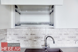 Контрастная кухня с широким функционалом