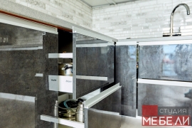 Контрастная кухня с широким функционалом