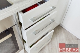 Светлая кухня с элементами из состаренного дерева