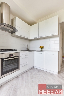 Светлая кухня с элементами из состаренного дерева